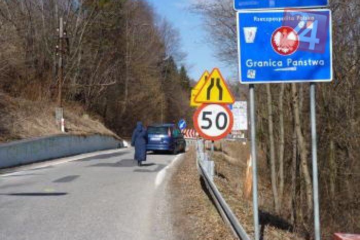 Ilustračný obrázok k článku Práce na preložke cesty do Piwnicznej meškajú. Po novej ceste budeme chodiť až o rok